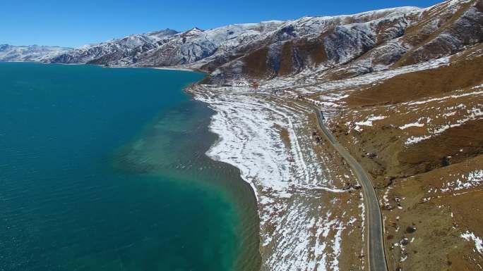 航拍西藏羊湖蓝色湖水与雪山、羊卓雍措