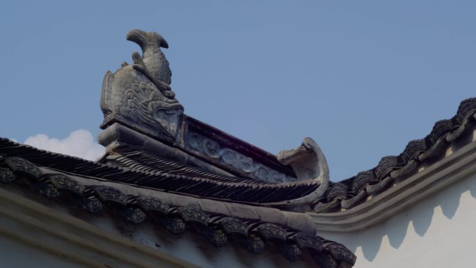 古建筑屋顶一角 敲打门环