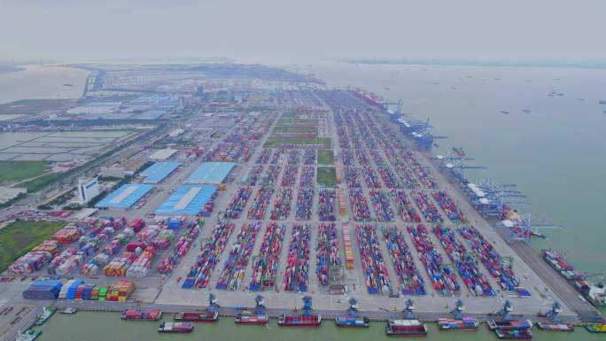 广州港南沙集装箱码头，港口货运