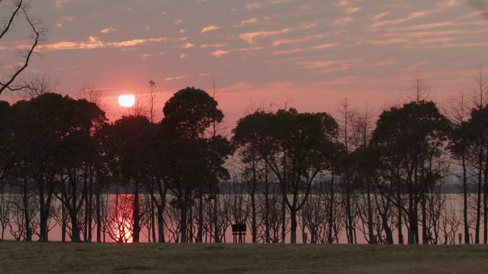 阳澄湖夕阳下钓鱼