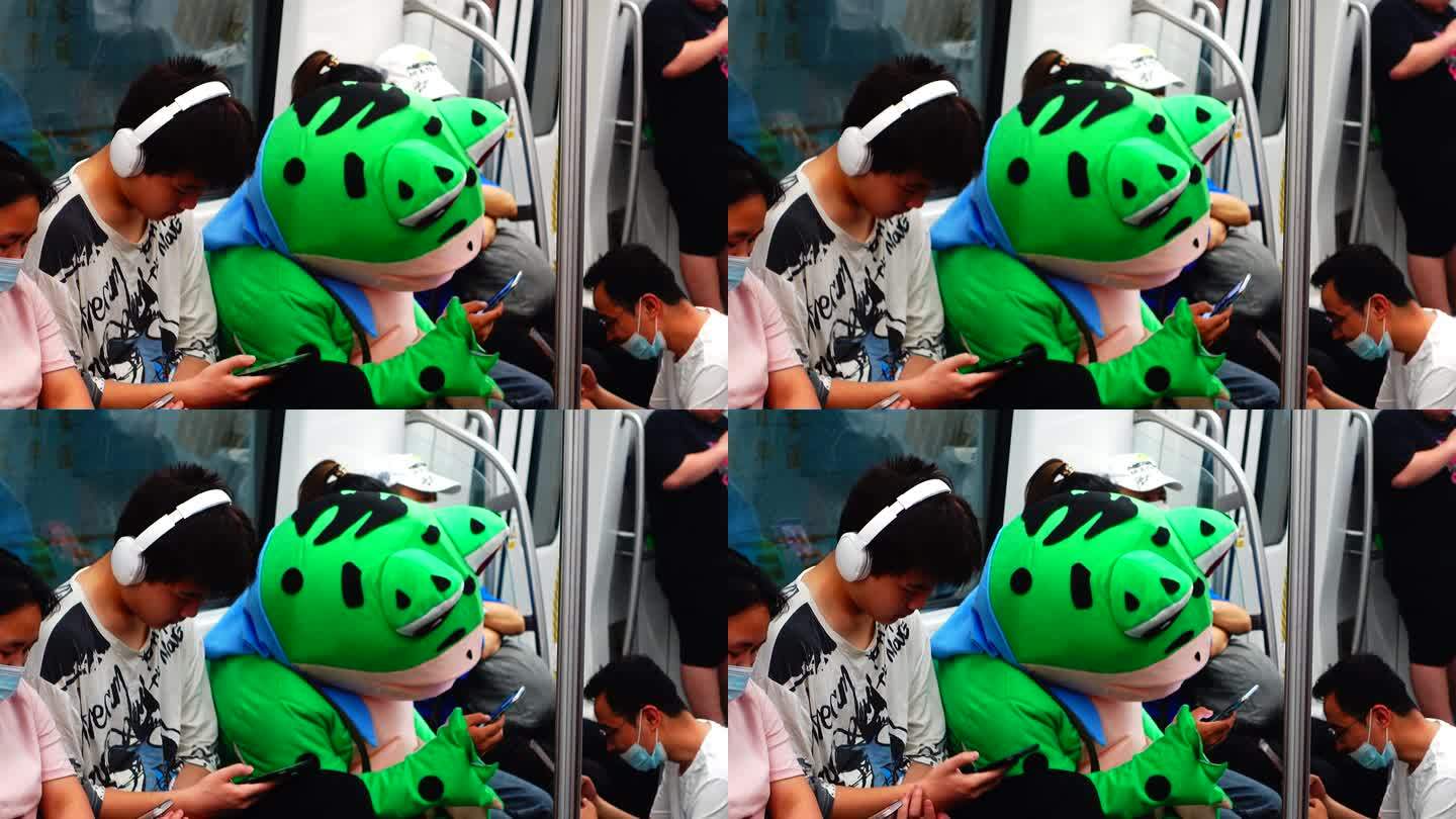 地铁内偶遇 青蛙扮演者2