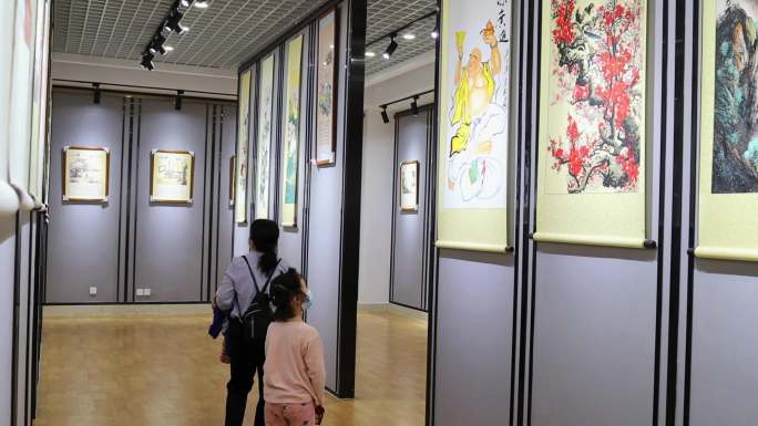 参观油画展国画展