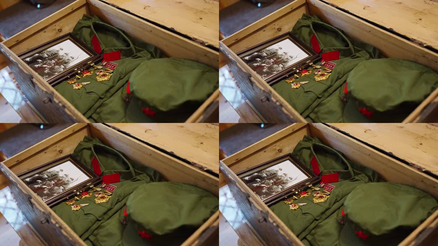 收藏箱子里牺牲的战友老照片老军装荣誉勋章