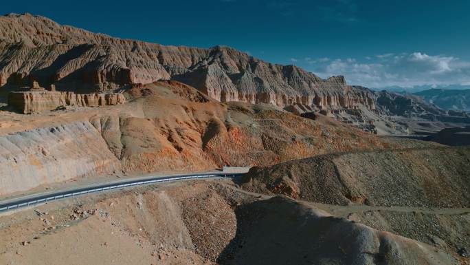 西藏旅游风光扎达土林红色土山蜿蜒公路