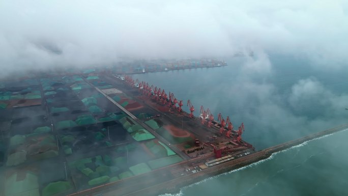 云层下的散装船煤炭矿石港口码头