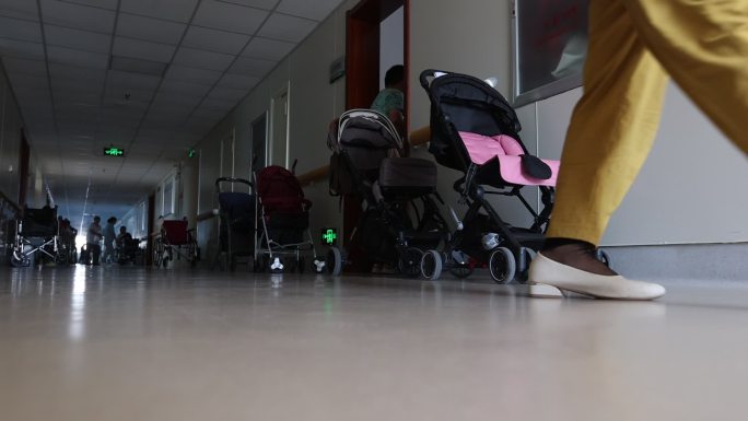 医院走廊轮椅