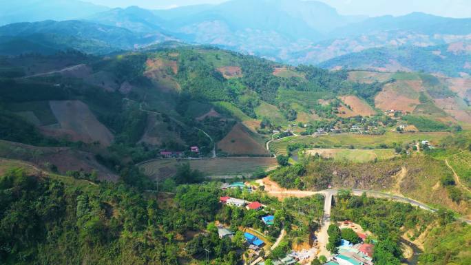 红河对岸的越南小山村