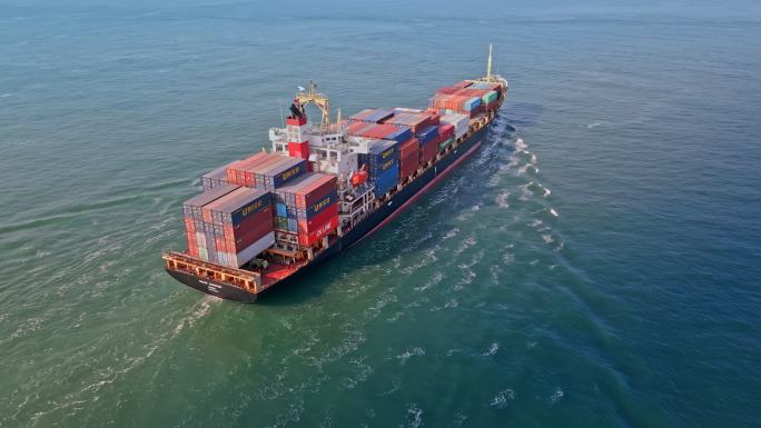 大海上航行中的国际集装箱货运船舶货船