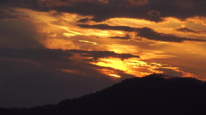 傍晚天空云朵夕阳山峰日落延时风景唯美黄昏