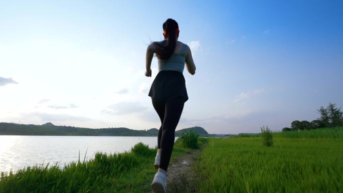 唯美女孩湖边跑步女孩奔跑运动户外追寻自由