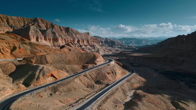 西藏旅游风光扎达土林红色山谷蜿蜒公路