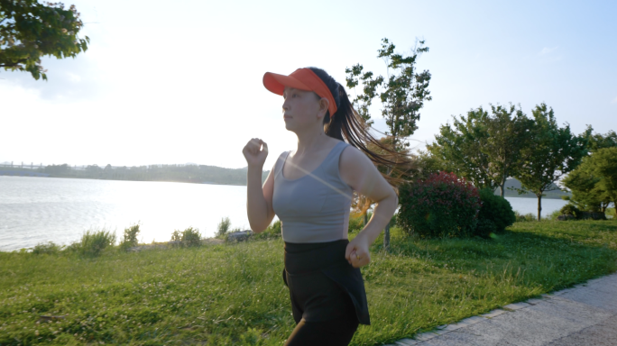 清晨女孩公园跑步锻炼身体有氧运动品质生活