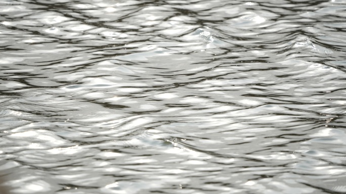 银光闪烁水波粼粼的水面波纹