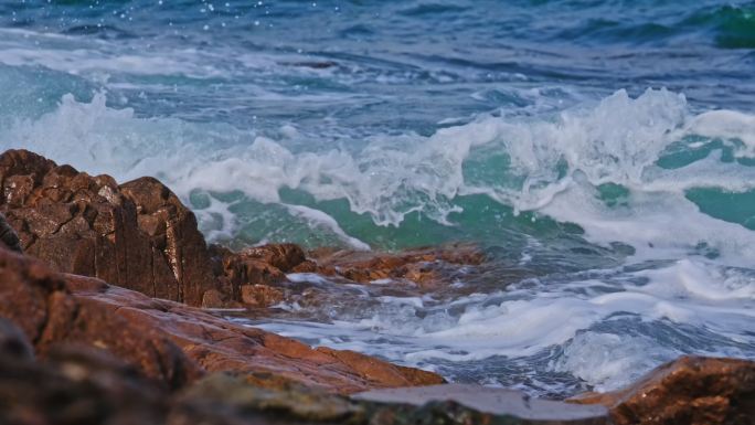 海边大海海浪拍打在礁石上