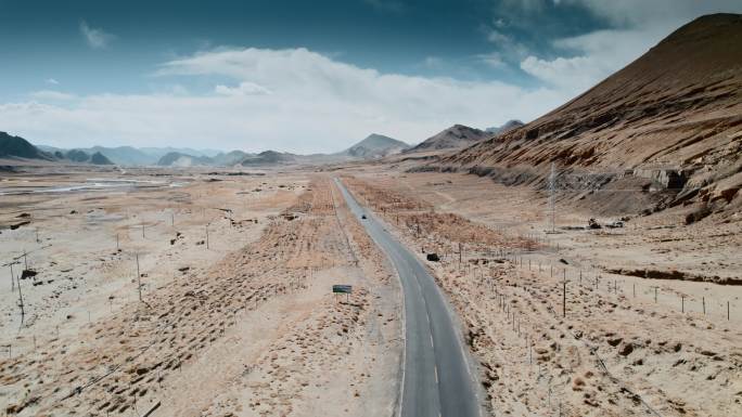 西藏旅游风光珠穆朗玛峰自然保护区公路牧场