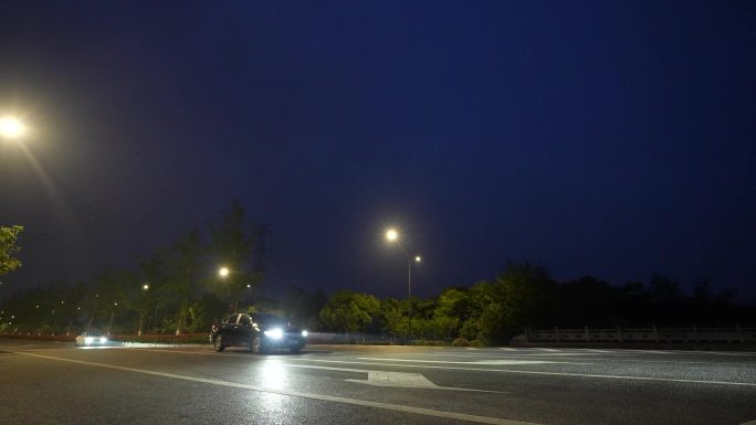 夏季夜晚路灯和汽车行驶