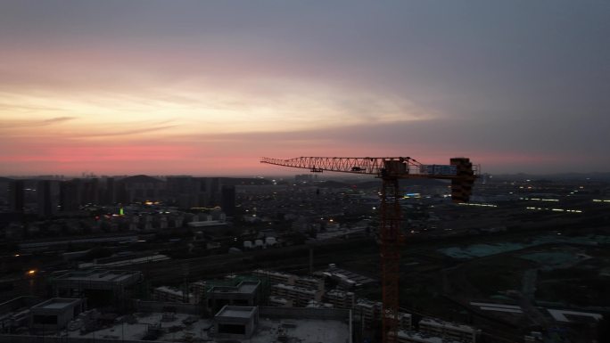 夕阳下的塔吊建筑工地机械