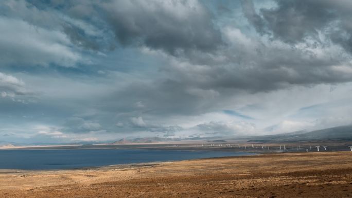 西藏旅游风光扎日南木错湖边电杆电塔