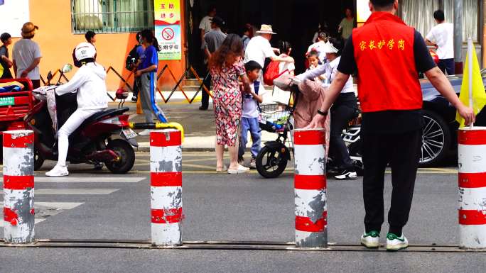 幼儿园放学学校门口1