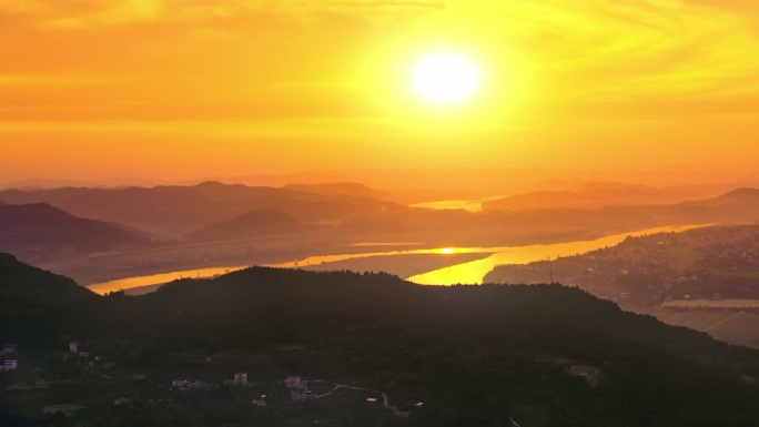 清晨阳光照耀祖国山河