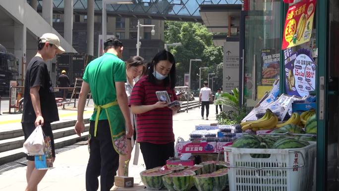 水果店门口挑选水果