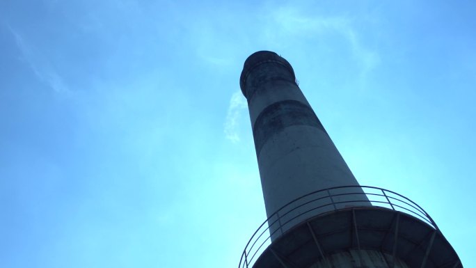 蓝天下工厂烟囱酒厂烟囱排放空气污染环保