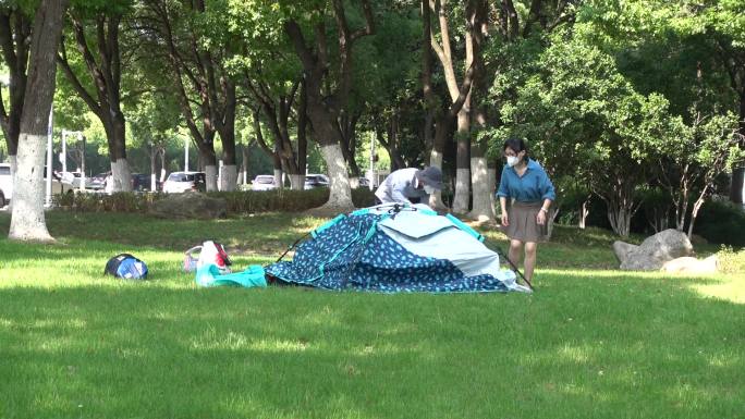 情侣在公园搭建帐篷
