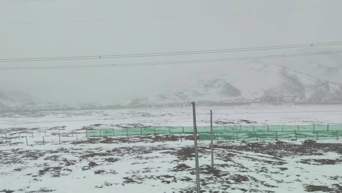 西藏 火车上的风景 雪山