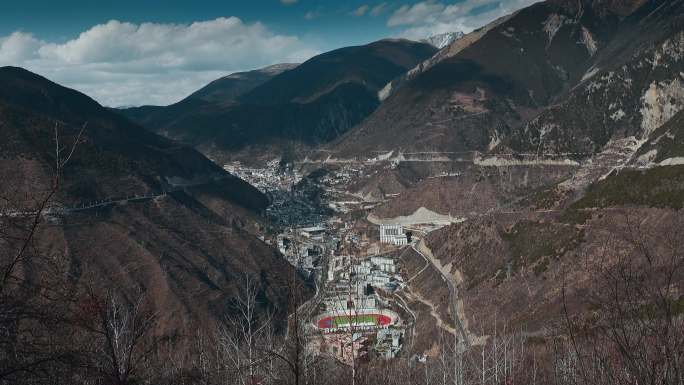 云南旅游风光山沟深处德钦县城