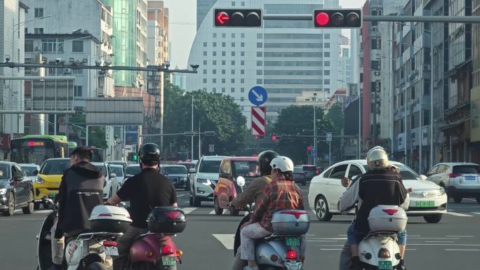 电动车大军行驶上班忙碌交通途中道路