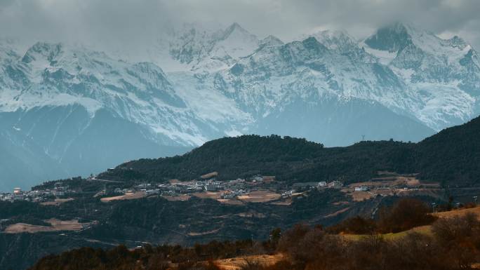 云南旅游风光德钦梅里雪山雾农顶观景台视角