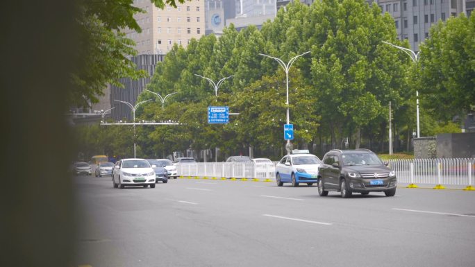 武汉街道空境，街道车流，夏天的街道