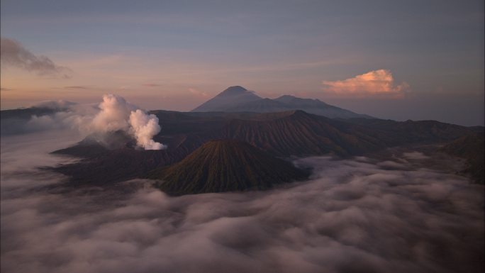 印尼布罗莫火山航拍延时日出平流雾