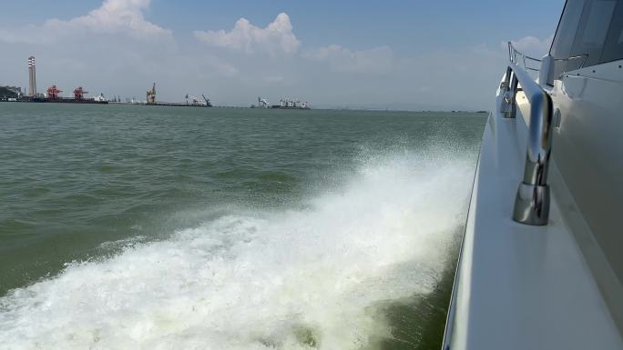 游艇飞驰 浪花飞溅 破浪前行