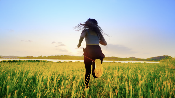 阳光下女孩草地奔跑追求自由自然呼吸运动光