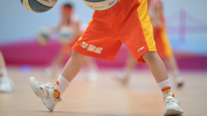 儿童打篮球局部升格素材