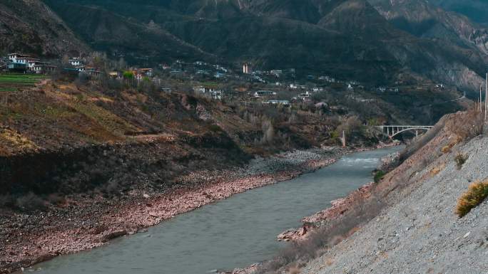 云南旅游风光金沙江畔藏族民居村庄