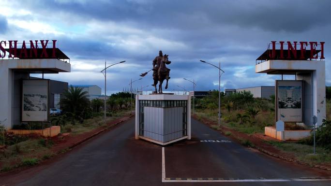 【4K可商用】毛里求斯道路中央的关公雕像