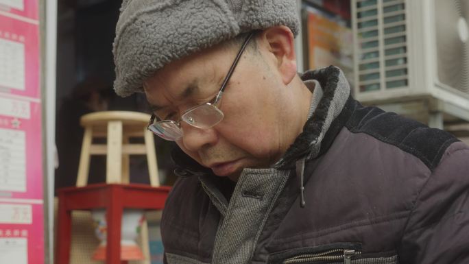 杭州街头圆木技艺非遗匠人现场制作圆木
