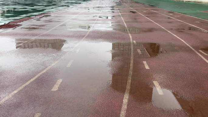 雨后的操场跑道 塑胶跑道学校跑道