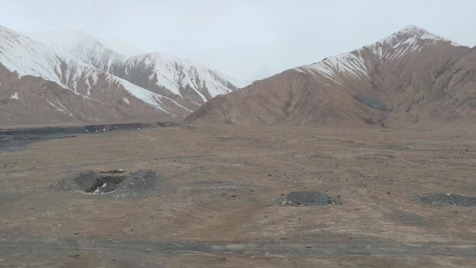 西藏 火车上的风景 雪山