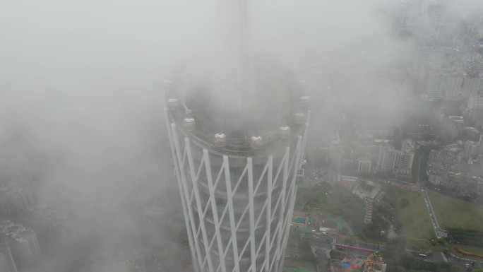 航拍云雾中的广州塔摩天轮