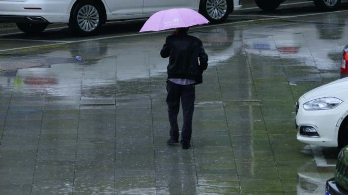 阴天下雨行人打伞