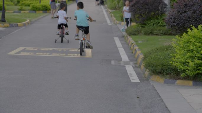 小区游乐场小孩儿童玩耍背影