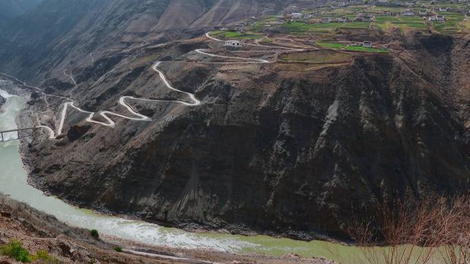 云南旅游风光金沙江山区村庄蜿蜒小路