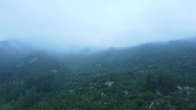 雨雾缭绕的山脉 山间雨雾茫茫