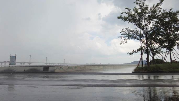 杭州钱塘江乌云密布下暴雨延时摄影