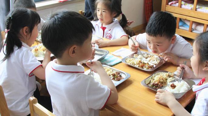 幼儿园孩子在教室认真的吃饭