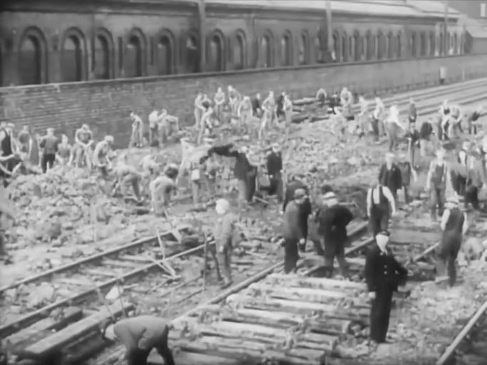 40年代铁路重建   轰炸后的火车站
