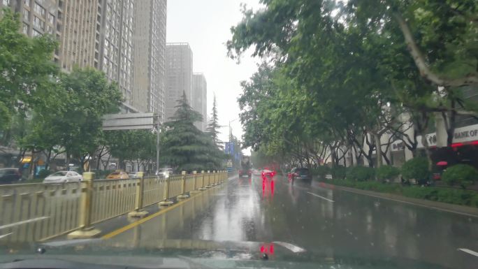 下雨开汽车 西安行驶车